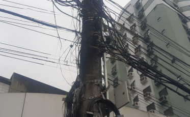 Incêndio em poste causa queda de internet na região central de Criciúma