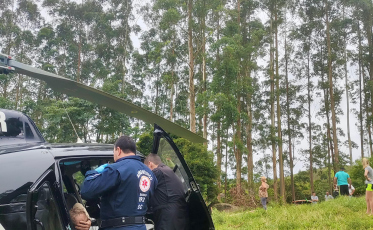 Homem é resgatado de helicóptero após cair de árvore