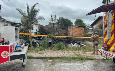 Casa é destruída por incêndio em Araranguá
