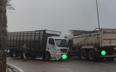 Caminhão de Criciúma colide frontalmente na Serra do Rio do Rastro