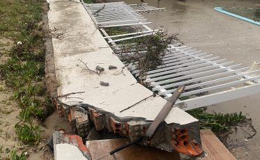 ((Vídeo e fotos)) Maré alta atinge casas e provoca estragos na Esplanada 