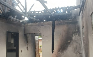 Incêndio destrói garagem em Praia Grande