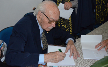Aos 102 anos, tubaronense se torna escritor mais longevo em atividade no mundo