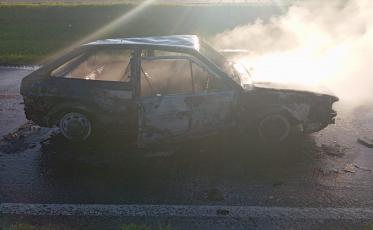 Carro é destruído por incêndio em Sombrio