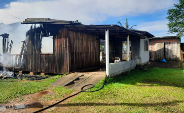Casa é parcialmente destruída por incêndio em Sombrio
