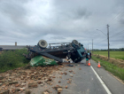 Caminhão com entulhos capota em Morro da Fumaça