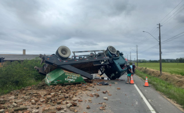 Caminhão com entulhos capota em Morro da Fumaça