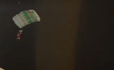 ((Vídeo)) Papai Noel chega de paraquedas para festa de Natal em Praia Grande