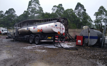 Caminhão que pegou fogo em Criciúma estava carregado com 18 mil litros de combustível 