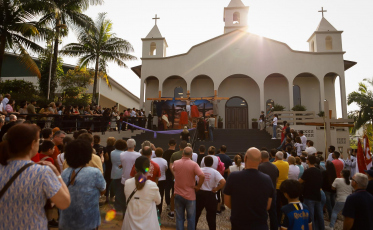 [Fotos e vídeo] Confira: Fiéis celebram a Sexta-feira Santa em Criciúma