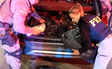 Duas mulheres são presas com 93 kg de maconha em Tubarão