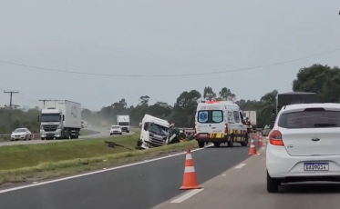 Acidente na BR-101 em Içara: Carreta tomba com carga de tomates 