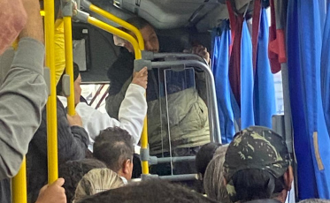 ((Áudio e video)) Passageiros do Içarense denunciam superlotação; cobrador viaja pendurado