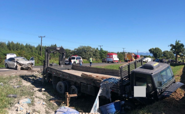 Araranguá: Homem fica gravemente ferido após colisão entre três veículos