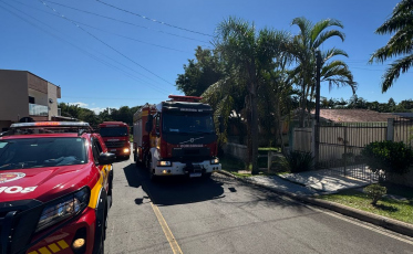 Incêndio destrói garagem em Criciúma nesta segunda-feira