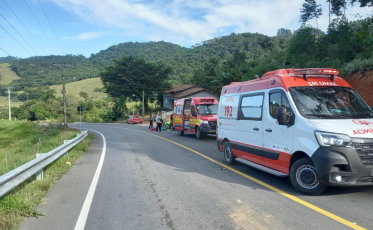 Adolescente e pai são hospitalizados após acidente entre carro e moto