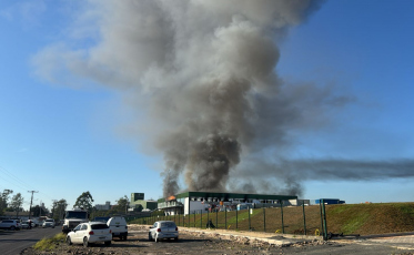 [Vídeo] Incêndio de grandes proporções atinge empresa em Criciúma