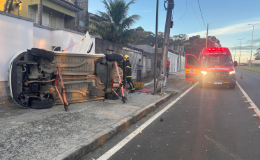 Carro sai da pista, colide em poste, capota e condutora é hospitalizada