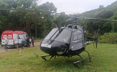 Mulher tem perna esmagada em acidente e precisa ser resgatada de helicóptero