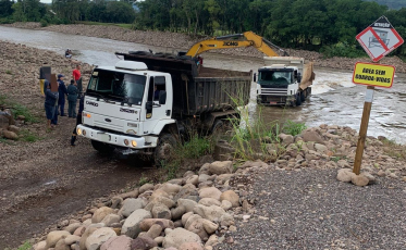 Caminhão é removido após ficar preso em rio