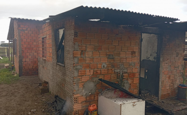 Incêndio destrói imóvel e deixa morador ferido em Balneário Gaivota