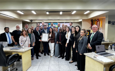 Câmara homenageia médico por cirurgias gratuitas a idosos carentes em Criciúma