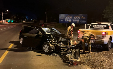 Motociclista morre após grave colisão com carro na SC-108