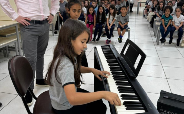 Música clássica entra na sala de aula e transforma escolas em palcos em Criciúma
