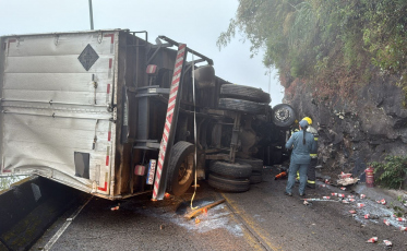 Acidente com caminhão interdita Serra do Rio do Rastro sem previsão de liberação