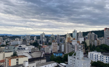 [Áudio] Tempo nublado e chuva fraca marcam esta terça-feira