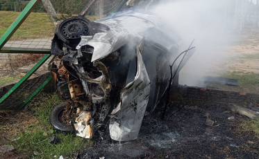 Veículo é tomado por incêndio após acidente em Turvo