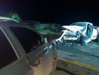 Colisão frontal deixa três feridos e jovem preso às ferragens