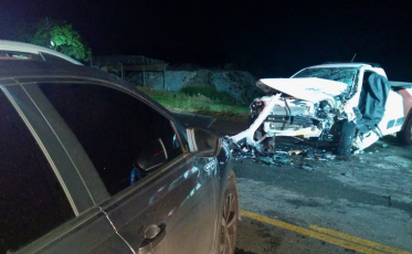 Colisão frontal deixa três feridos e jovem preso às ferragens