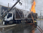Caminhão colide com poste e pega fogo em Criciúma