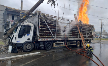 Caminhão colide com poste e pega fogo em Criciúma