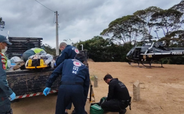 Jovem motociclista fica gravemente ferida ao cair de ribanceira em Armazém
