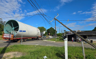 Caminhão atinge rede e deixa 300 casas sem energia em Criciúma