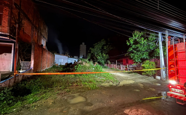 Bombeiros controlam incêndio em residência abandonada emTubarão