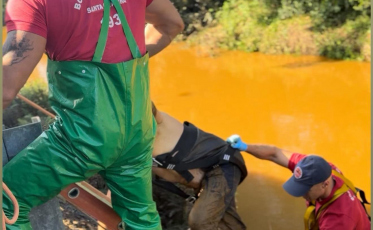 Homem é resgatado após ser jogado no Rio Sangão em Criciúma
