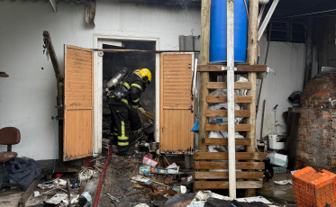Incêndio atinge depósito em Criciúma