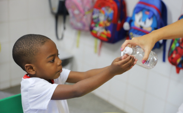 Crianças da rede municipal de Criciúma aprendem sobre prevenção à gripe nas escolas