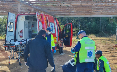 Trabalhador sofre queda de cinco metros e é resgatado de helicóptero