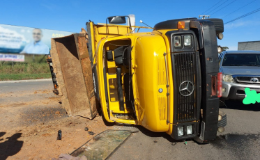 [Vídeo] Idoso fica ferido após tombamento de caminhão em Criciúma