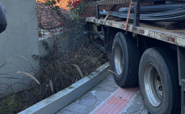 Caminhão atinge muro de casa em Criciúma