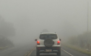 [Vídeo] Imagens mostram cerração densa e falta de visibilidade em rodovias da região de Criciúma