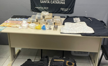 Operação em Criciúma apreende 12kg de drogas, munições e coletes 