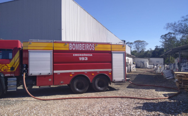 Motociclista morre em acidente que envolveu caminhão e fogo