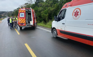 Motociclista é socorrida pelos Bombeiros após queda na SC-443
