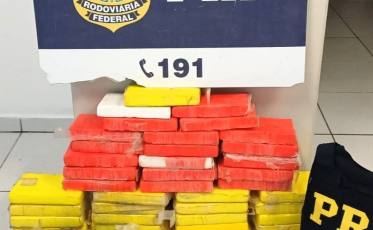 [Vídeo] Furgão carregado com mais de 40 quilos de cocaína é interceptada pela PRF em Tubarão