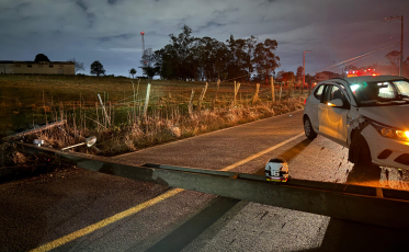 Acidente deixa poste caído e causa interdição de rua  em Criciúma